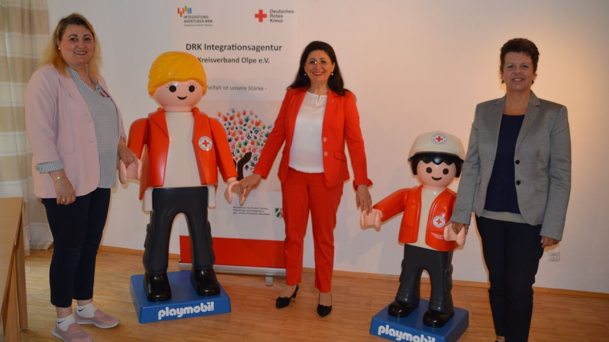 Yasemine Aydin (links) und Birgit Eberhard (rechts) freuten sich, Nezahat Baradari, wenn auch auf Abstand, im DRK Mehrgenerationenhaus in Olpe zu begrüßen. von privat