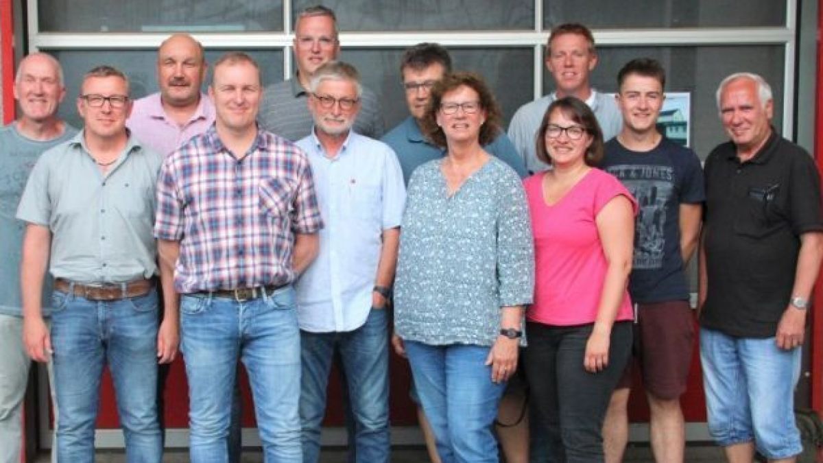 Das Foto zeigt den Vorstand des Dorfvereins Helden, vor der Corona-Pandemie. von privat