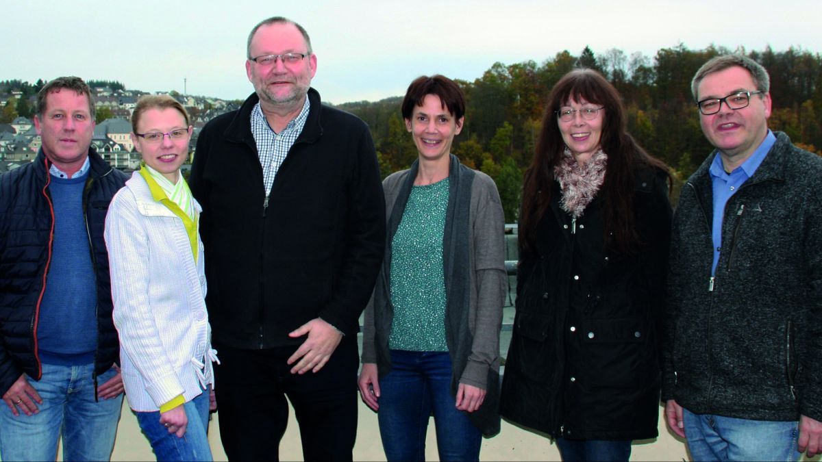 Gut aufgestellt für das neue Angebot der Konfliktanlaufstelle im Dekanat Südsauerland (von links): Manfred Viedenz, Esther Göcke, Dechant Andreas Neuser, Susanne Schönauer, Betina Zimmermann und Hubertus Schmidt. von privat