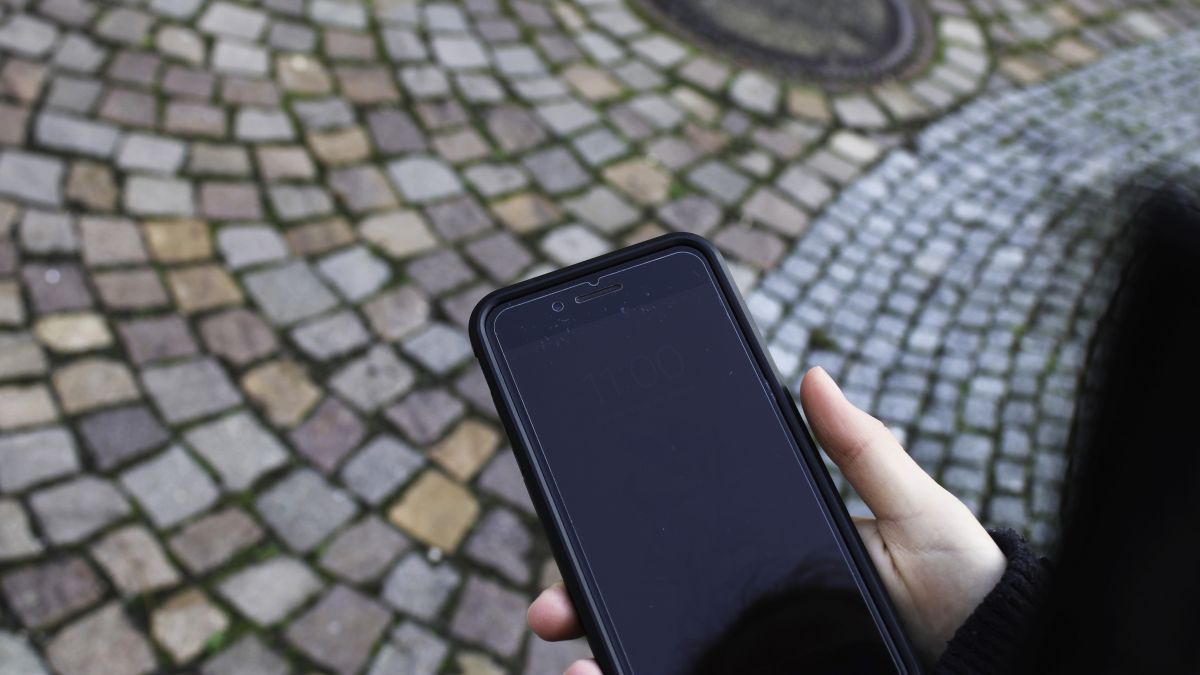 Die Corona-Warn-App ist ab sofort für Smartphones erhältlich. von Symbol Nele Muth