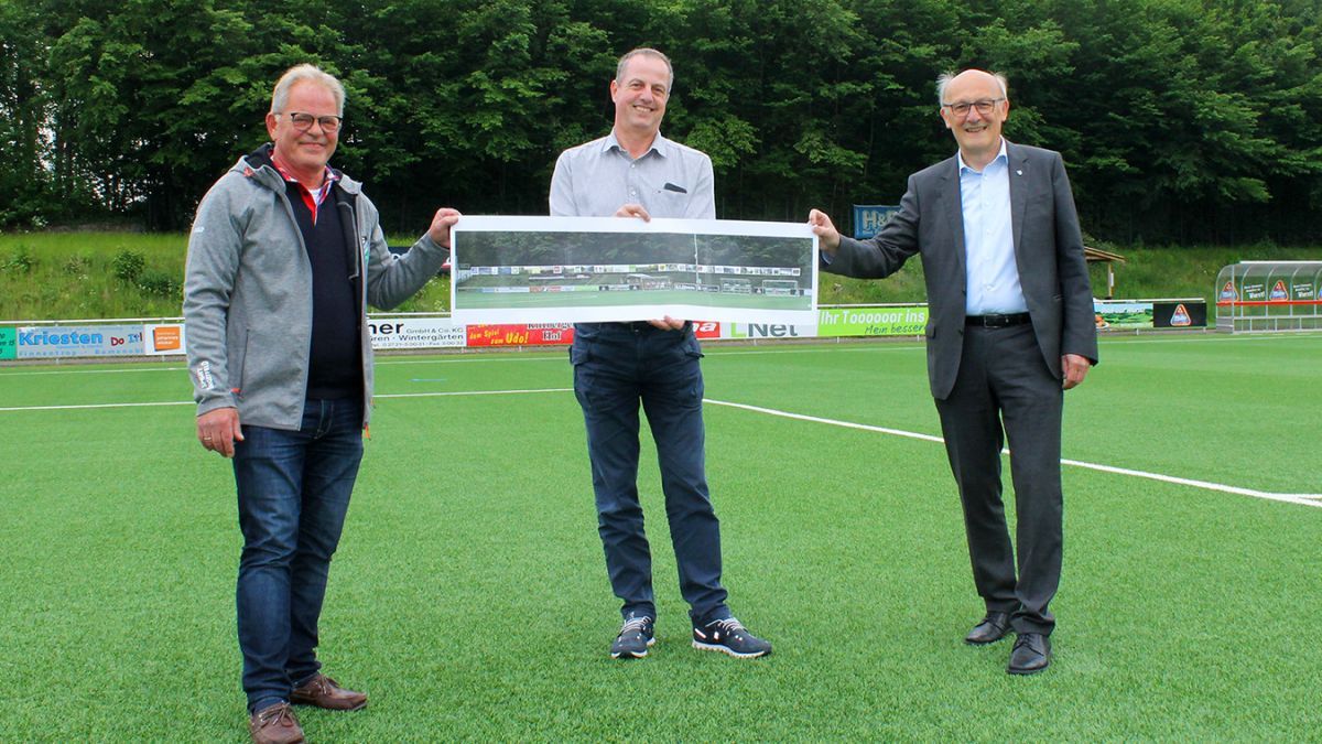 Franz-Josef Cwiklinski links) und Dr. Jürgen Fischbach (mitte) präsentieren Bürgermeister Diemtmar Heß die längste Werbung für die Region. von Sauerland-Tourismus / Nadja Reh