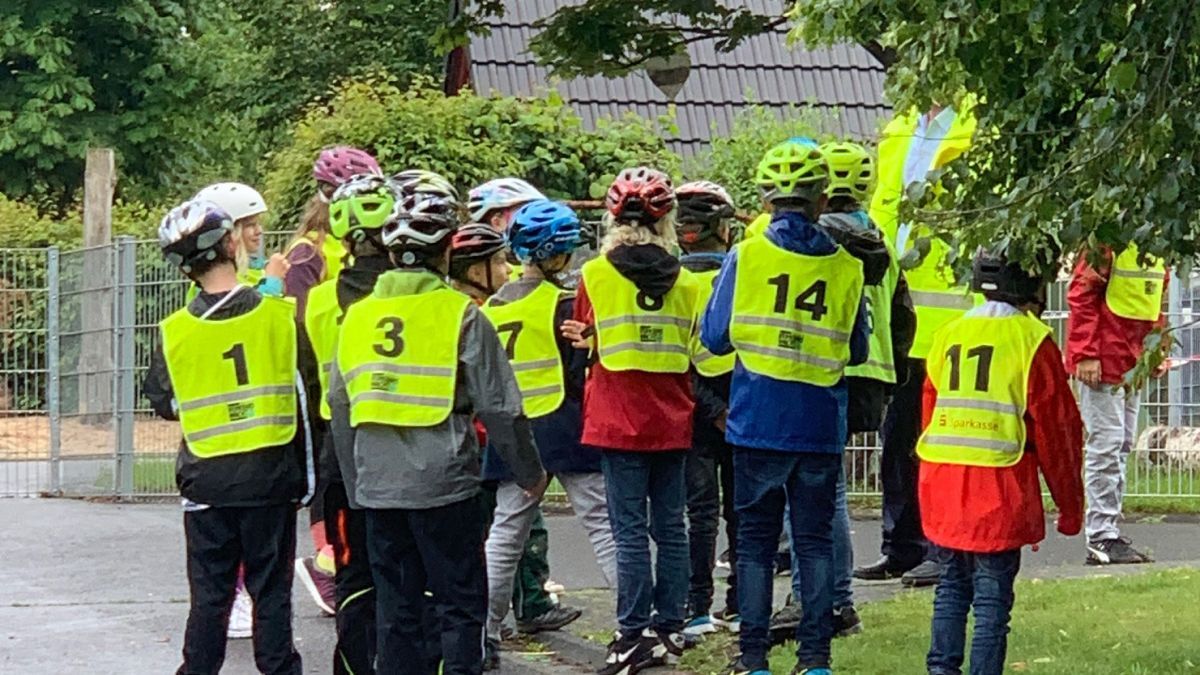 Dank einiger engagierter Eltern dürfen die Viertklässler aus Hünsborn trotzdem ihre Fahrradprüfung ablegen. von privat