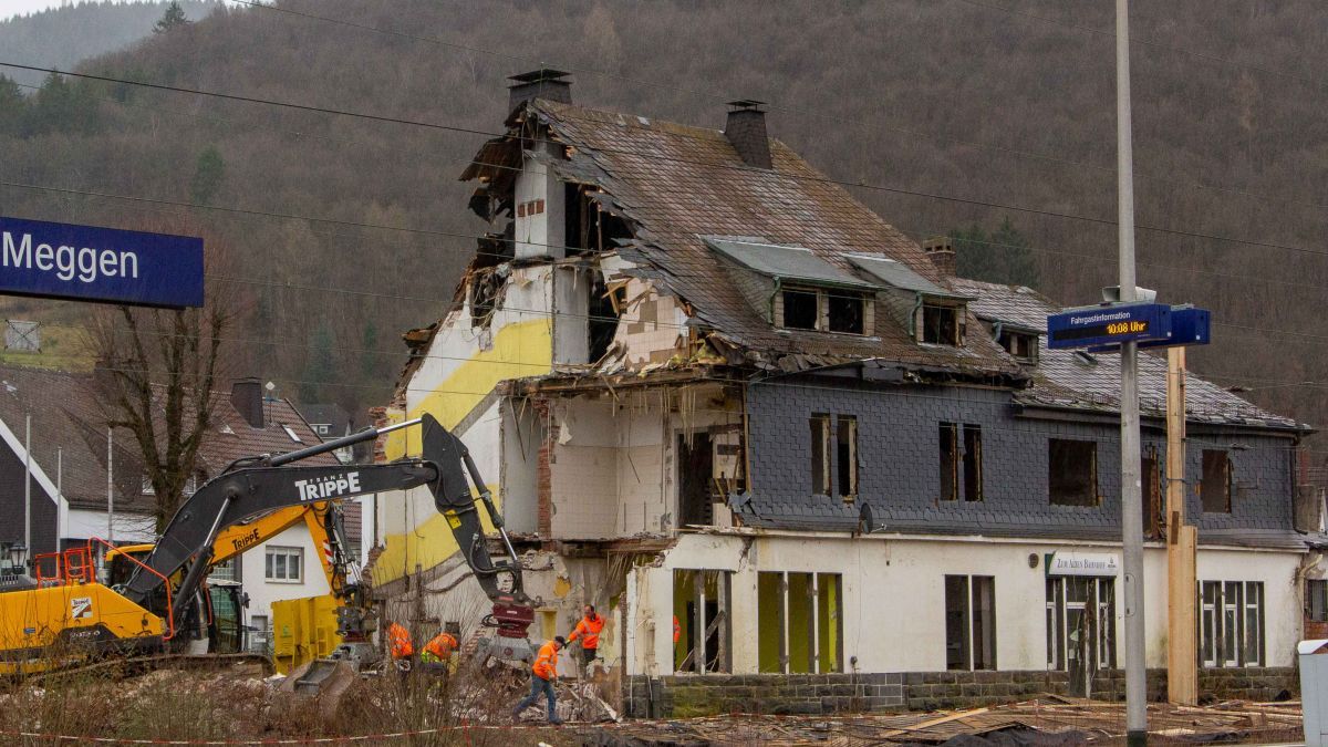 Kaum ist das alte Bahnhofsgebäude abgerissen, entfacht eine große Diskussion um die neuen Planungen. Die Grünen empfehlen, den Beschluss aufzuheben und die Bürger mit einzubeziehen. von Nils Dinkel