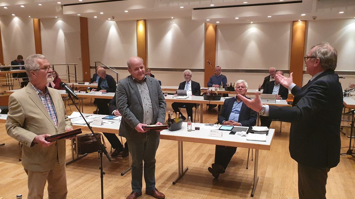 Ehrung unter Corona-Bedingungen für Werner Neitzel und Gerhard Jung durch Landrat Beckehoff (von links). von Wolfgang Schneider