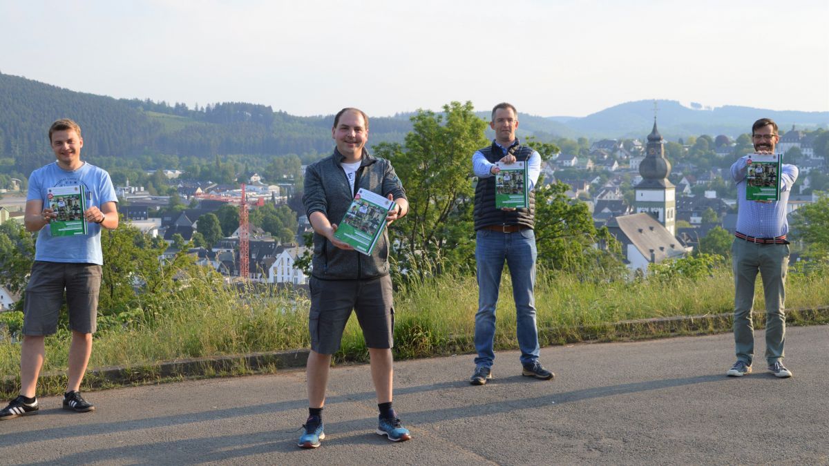 Einige Mitglieder der Schützengesellschaft präsentieren stolz das neue Schützenmagazin. von privat