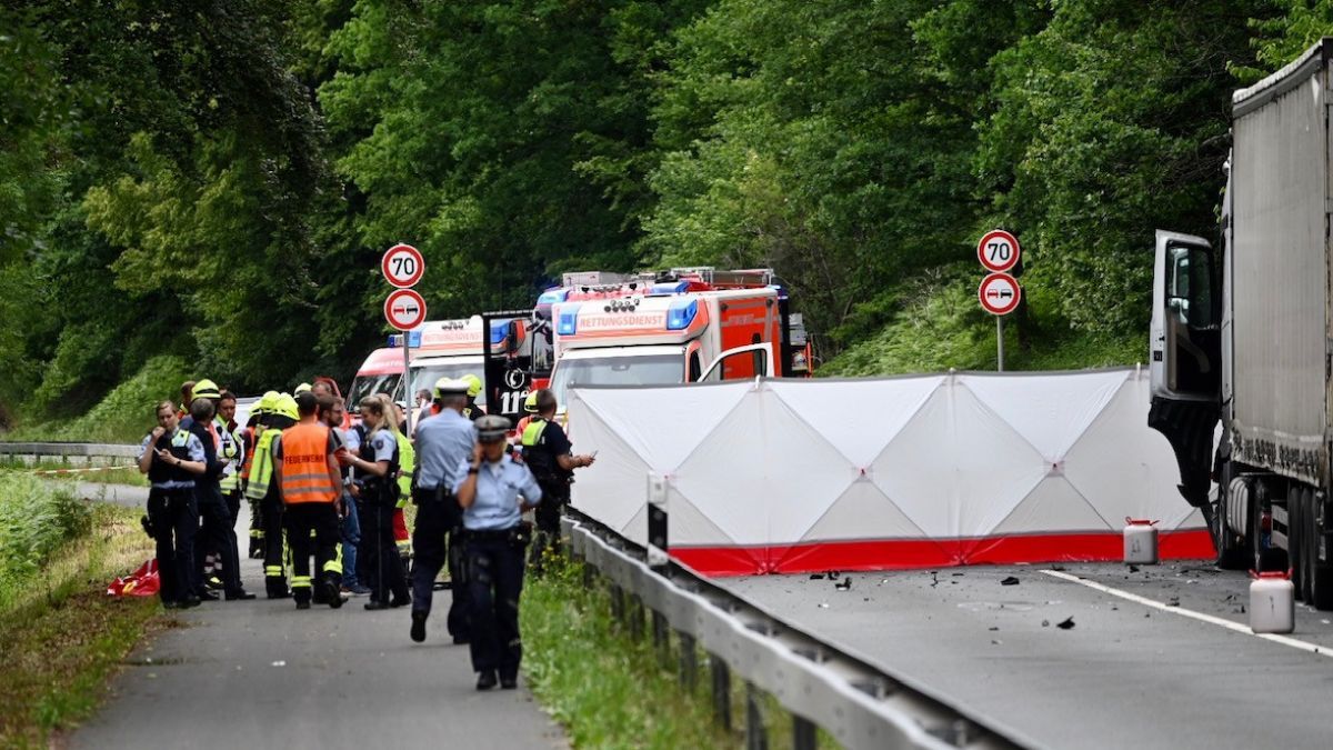 Mit Sichtschutz wurde der in den Unfall verwickelte Pkw, in dem drei Menschen ums Leben kamen, abgeschirmt. von Markus Klümper