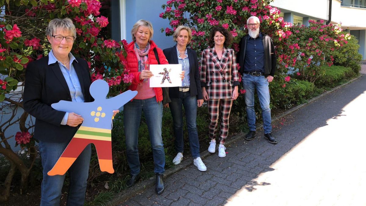 Marion Schwarte und Regina Moskorb (links) übergeben Spenden an das Josefs- und das Mutter-Kind-Haus, in Olpe. von privat