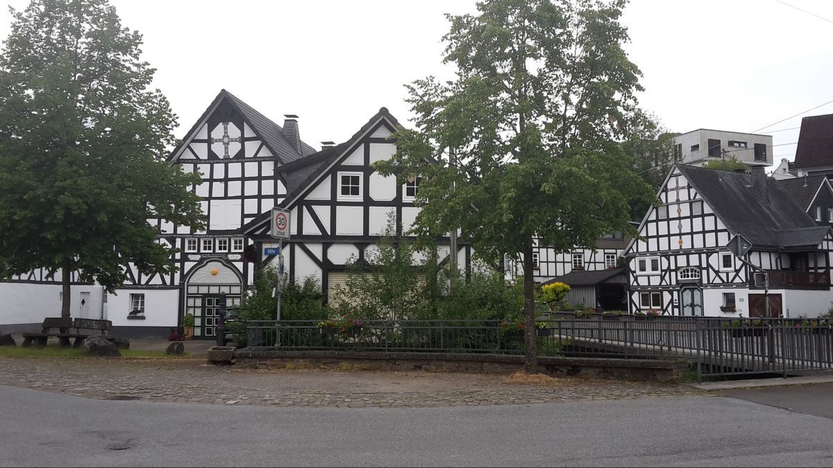 Das kleine Fachwerkhaus im Ortskern von Kirchveischede wird abgerissen. von privat