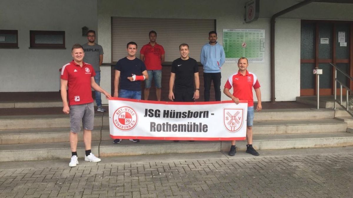von links: Sebastian Schönauer (Jugendvorstand RWH), Lukas Knott (Trainer C), Chris Halbe (Trainer B), Raimund Schauf-Ising (Betreuer C), Johannes Weber (Trainer B), Celal Ullah (Trainer C) und Viktor Fuhrmann (Jugendvorstand SVR). von privat