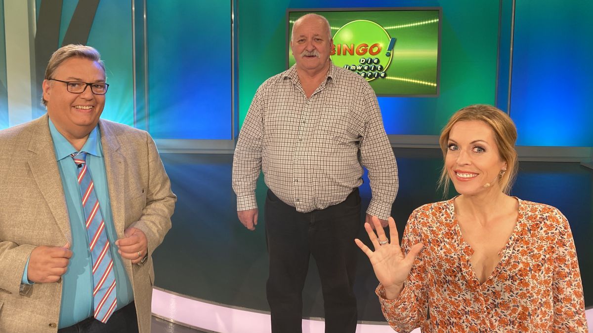 Nach der Live-Sendung gab es noch ein Erinnerungs-Foto für Wolfgang Czöpitz (Mitte), mit den Moderatoren Michael Thürnau und Jule Gölsdorf. von „Büro Michael Thürnau, Carina Niemeyer