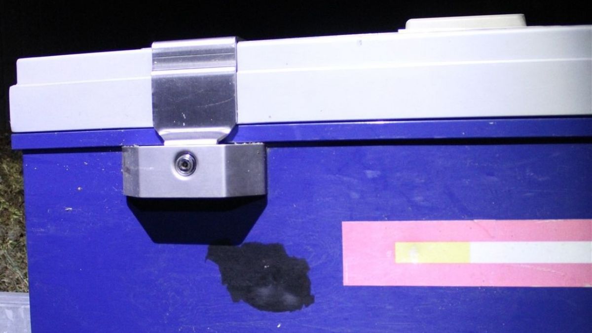 Einer der beschädigten Zigarettenautomaten. von Polizei