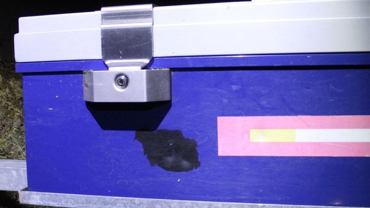 Einer der beiden beschädigten Zigarettenautomaten. von Polizei