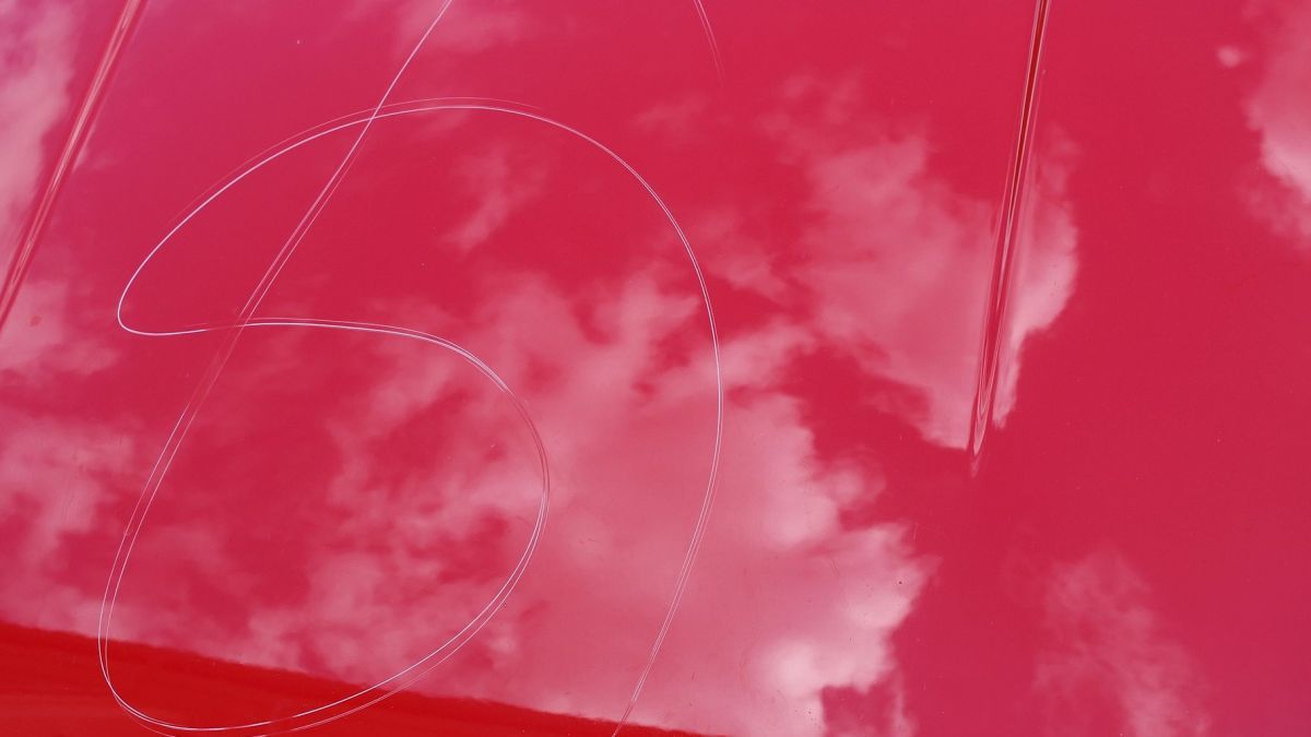 Die Beschädigungen am Lack sind deutlich sichtbar. von Polizei