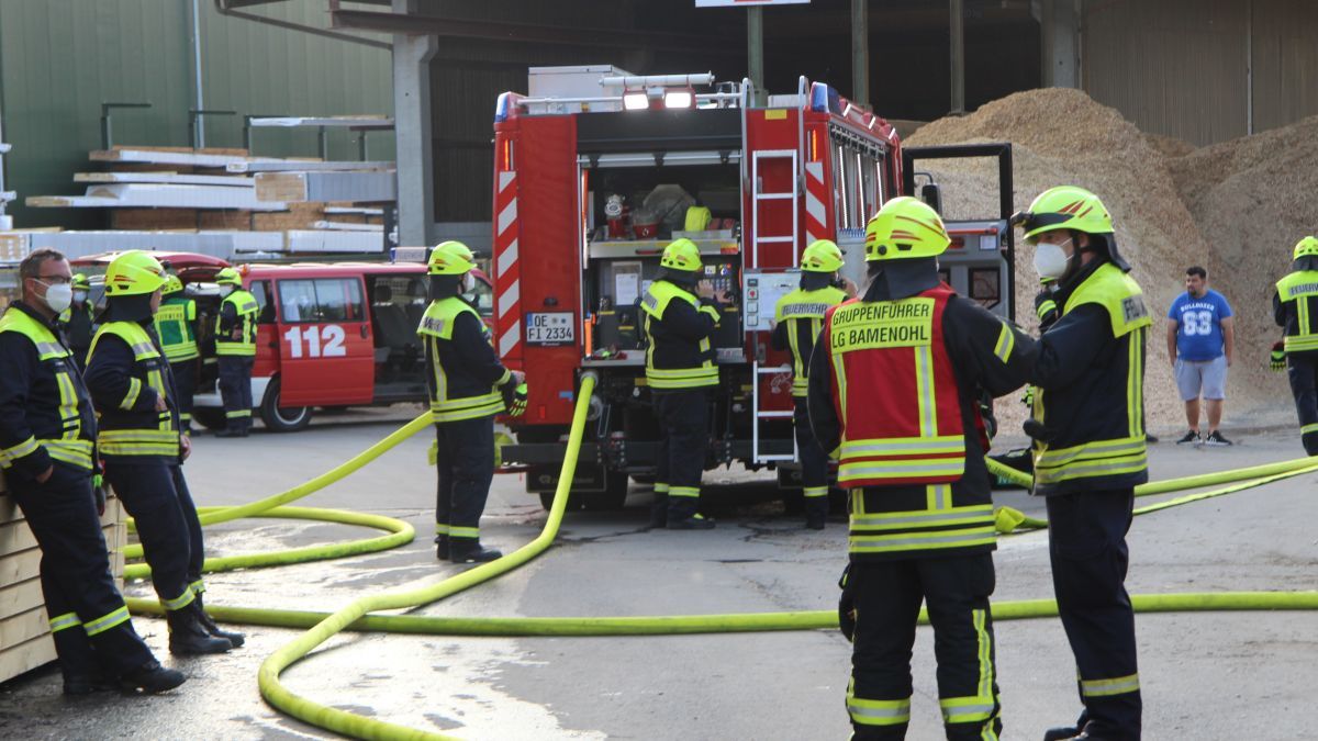 45 Feuerwehrkameraden der Einheiten Lenhausen, Finnentrop, Bamenohl waren beim Brand bei Vente-Holz im Einsatz. von Nicole Voss