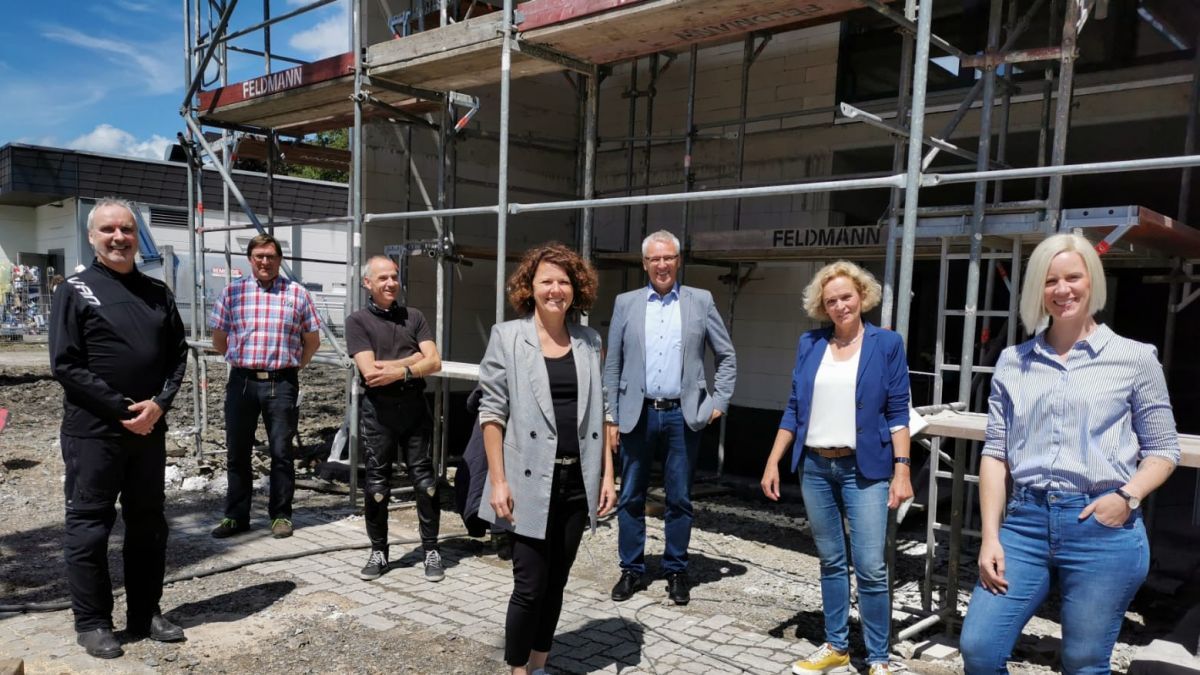 Die Verantwortlichen freuen sich, dass der Rohbau des sechsten Standortes des Mutter-Kind-Hauses "Aline" fertiggestellt ist. von privat