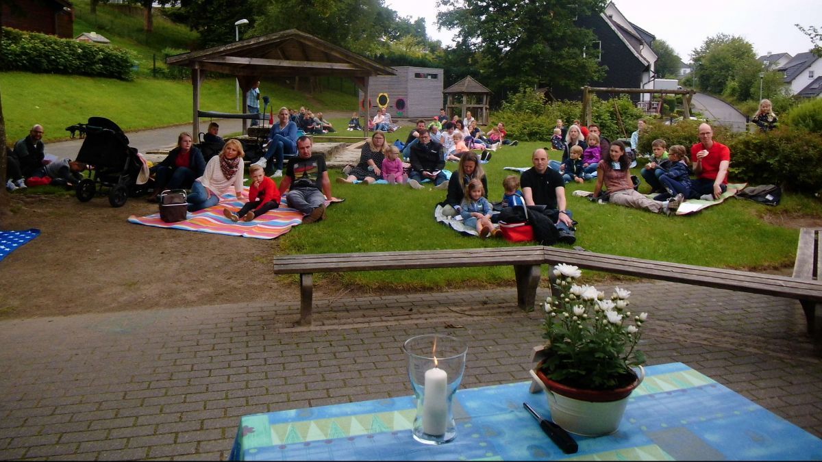 Bei der Abschiedsfeier saß jede Familie auf der eigenen Picknickdecke. von privat