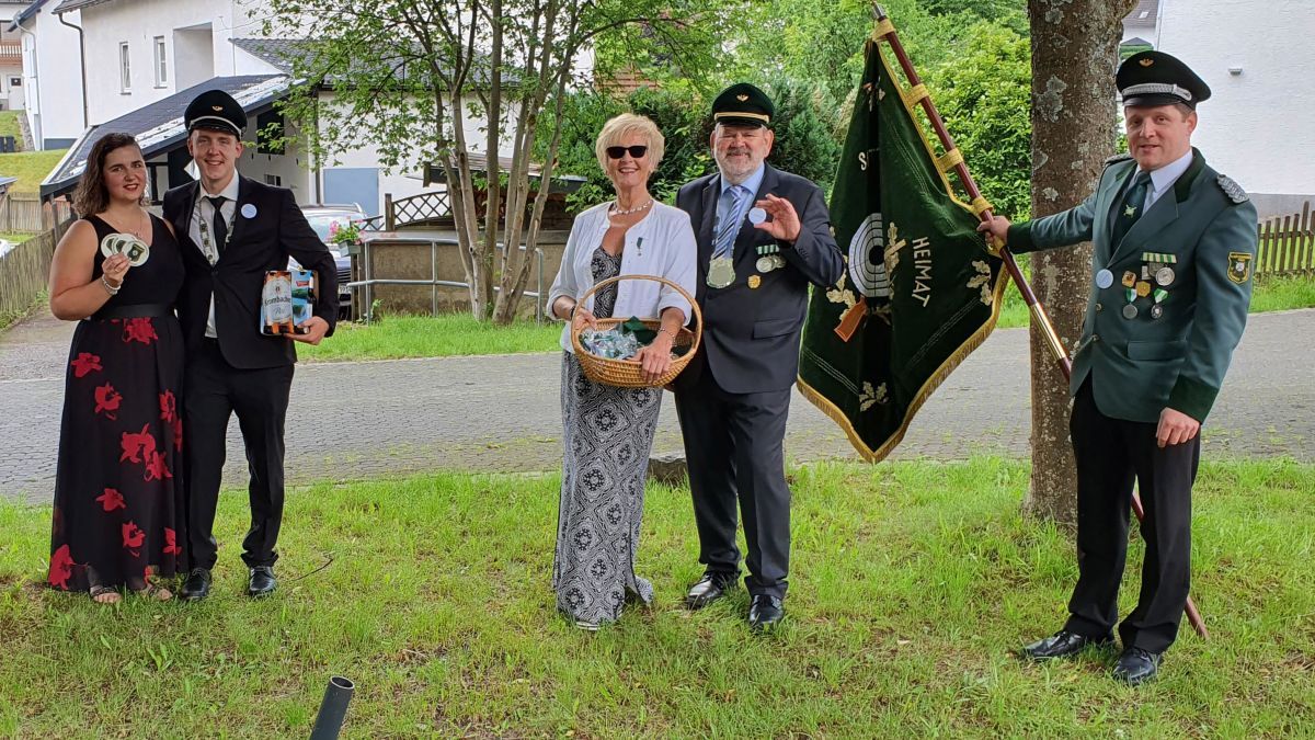 Vom Königspaar Fabian und Klaudia Tichy sowie dem Kaiserpaar Hans-Peter und Bernadette Grammel gab es Geschenke. Rechts Major Thorsten Clemens. von privat