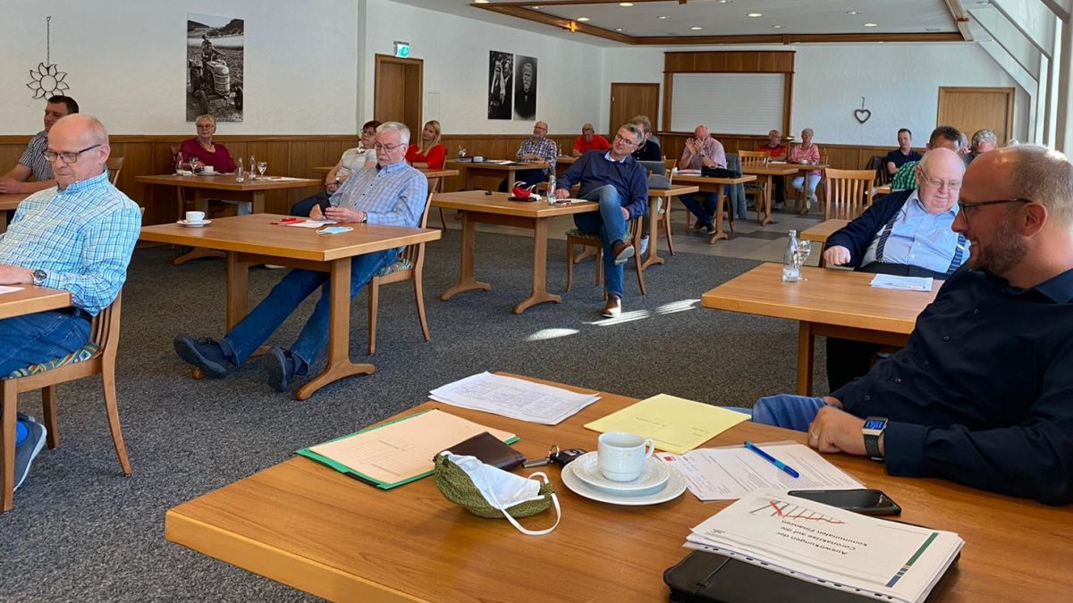 Versammlung auf Abstand bei der SPD Lennestadt. von privat