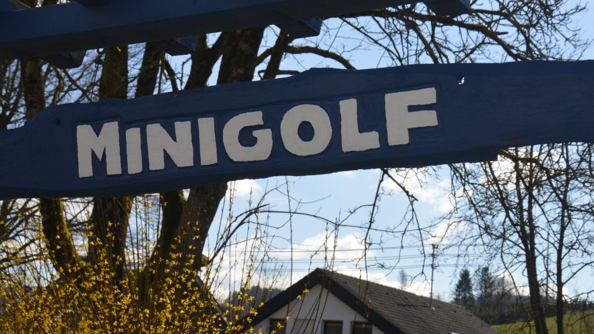 Beim Ferienprogramm des Jugendzentrums Attendorn steht auch Minigolf auf dem Programm. von Nicole Voss