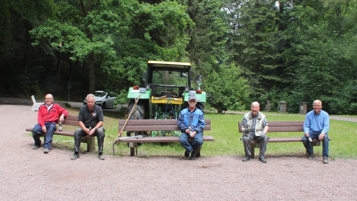 Hans-Joachim Kramer, Harald Hütte, Walter Müller, Dr. Dieter Scharpegge, Walter Braunschneider, (von links) stellten die Bänke auf. von privat