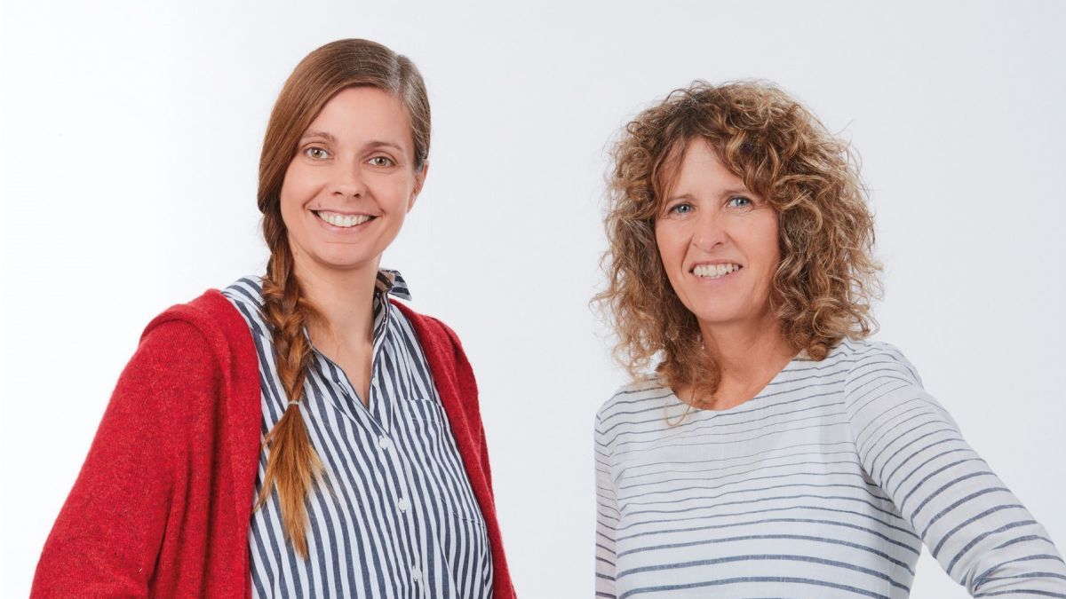 Die onkologischen Fachkräfte am Martinus-Hospital Olpe, Sandra Kozik und Karin Hofer und entwickelten einen Ratgeber für Patientinnen. von privat