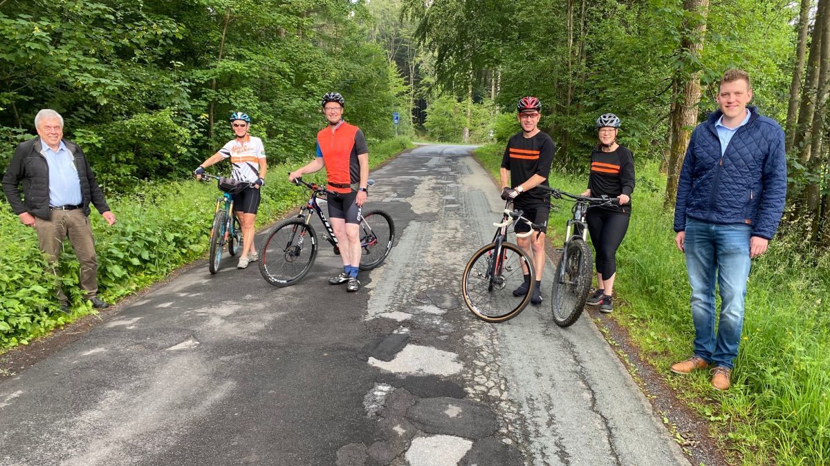 In der Nähe des Wanderparkplatzes Einsiedelei stand Gregor Schnütgen, Rita-Balve-Epe, Tobias Puspas, Astrid und Jürgen  Baumhoff sowie Jan Weiskirch (von links) die Freude über die Sanierung der Franzenstraße ins  Gesicht geschrieben. von privat