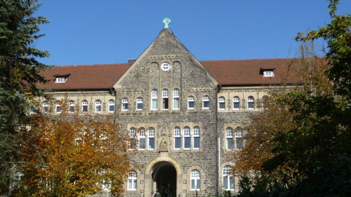 Das einzige Erzbischöfliche Jungeninternat des Erzbistums Paderborn, das Collegium Bernardinum beendet seinen Internatsbetrieb. von privat