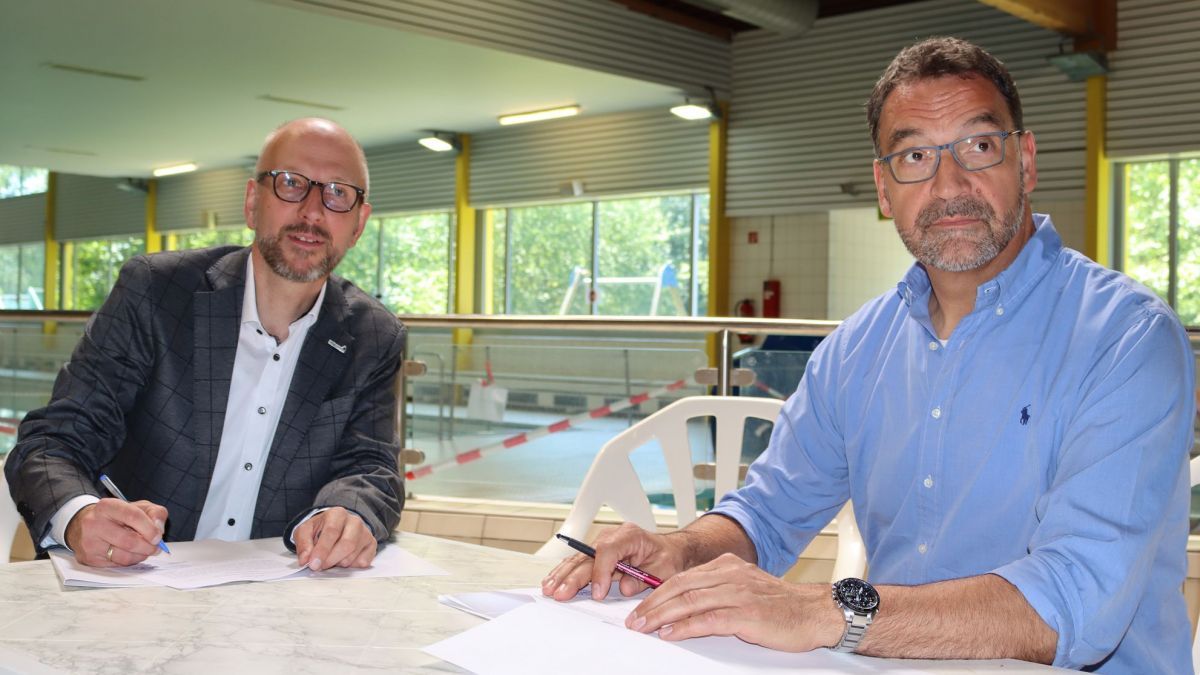 Bürgermeister Ulrich Berghof und Rolf Wortmann als Bevollmächtigter der Lenne Therme unterzeichneten den Vertrag. von Rüdiger Kahlke