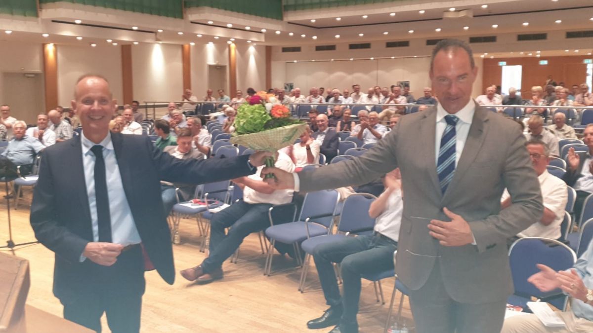 Mit Abstand: Jochen Ritter, Kreisvorsitzender der CDU, gratulierte Theo Melcher (links) zur gewonnenen Wahl. von Nicole Voss
