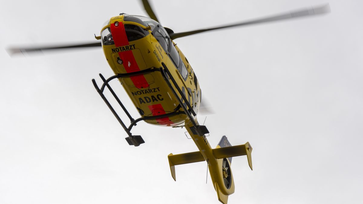 Der Motorradfahrer wurde mit einem Hubschrauber in eine Klinik geflogen. von Symbol Nils Dinkel