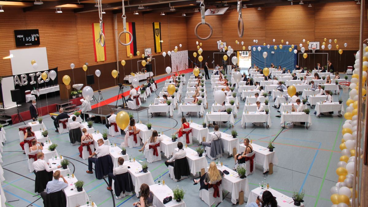 108 Abiturienten feierten in der Sporthalle ihre Entlassfeier. von privat