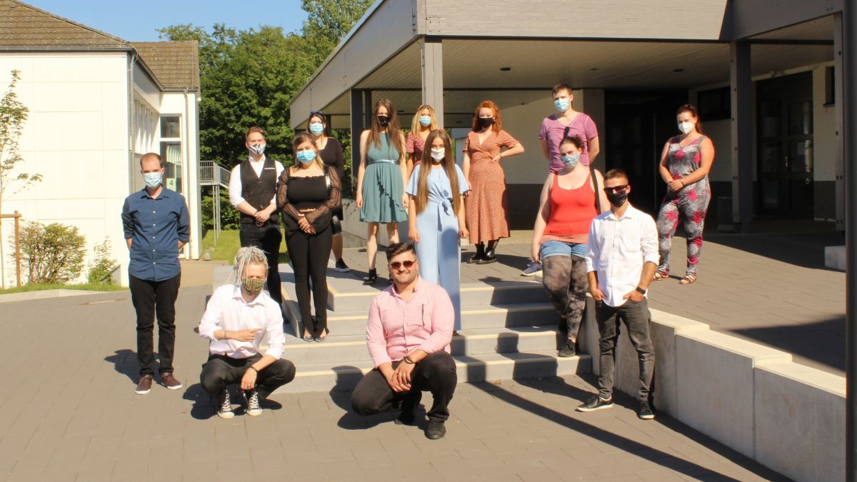 Diese Schüler freuen sich über ihr bestandenes Abitur. von privat