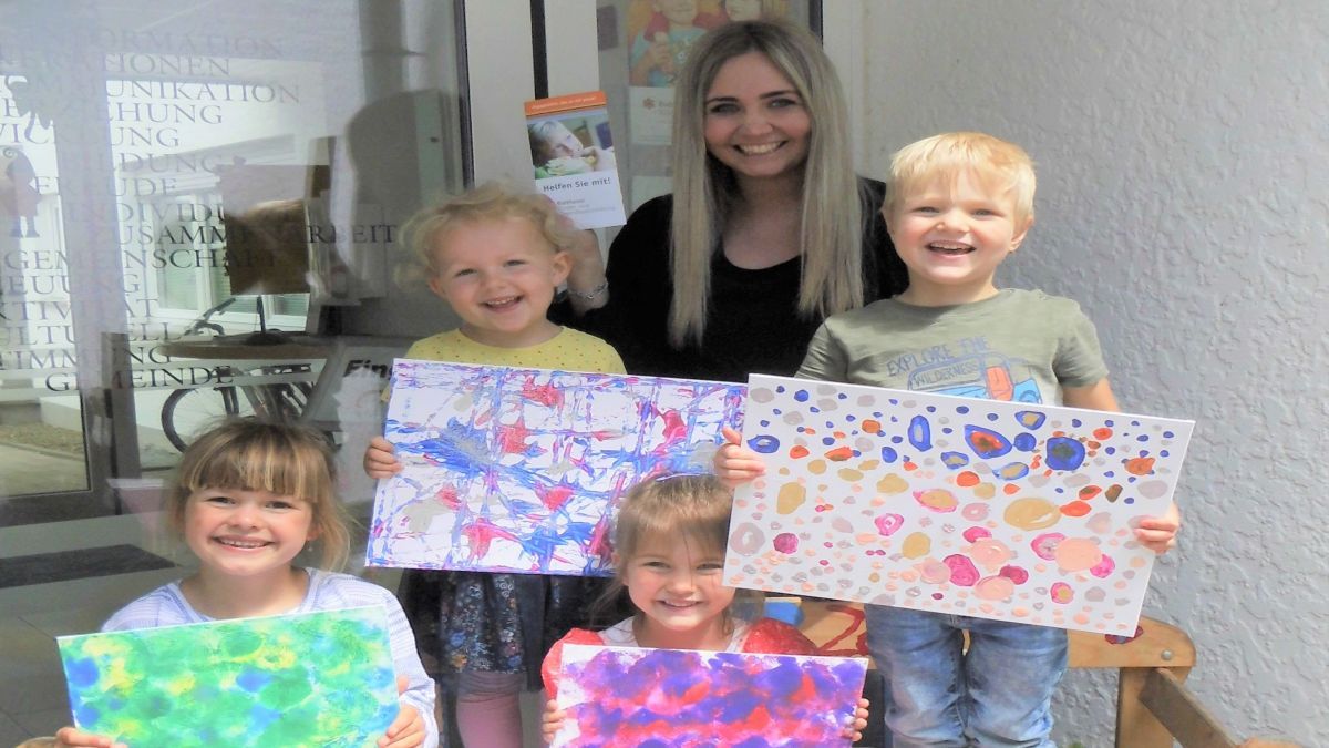 Die Kinder des Kindergartens Kirchhundem malten fleißig Bilder. Diese werden nun für den guten Zweck verkauft. von privat