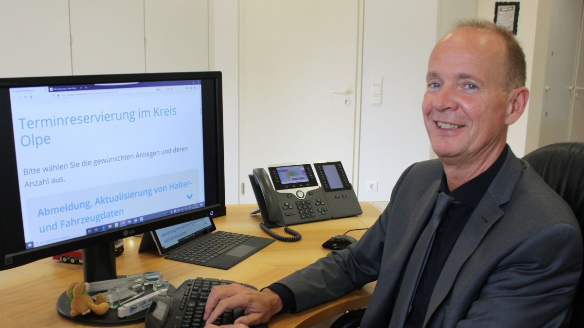 Kreisdirektor Theo Melcher testet das neue Online-Verfahren zur Terminvereinbarung von Kreis Olpe