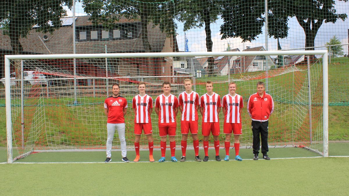 Die Neuzugänge mit Trainer Matthias Lönze und dem neuen Betreuer der 1. Mannschaft Martin Stutenz. von privat