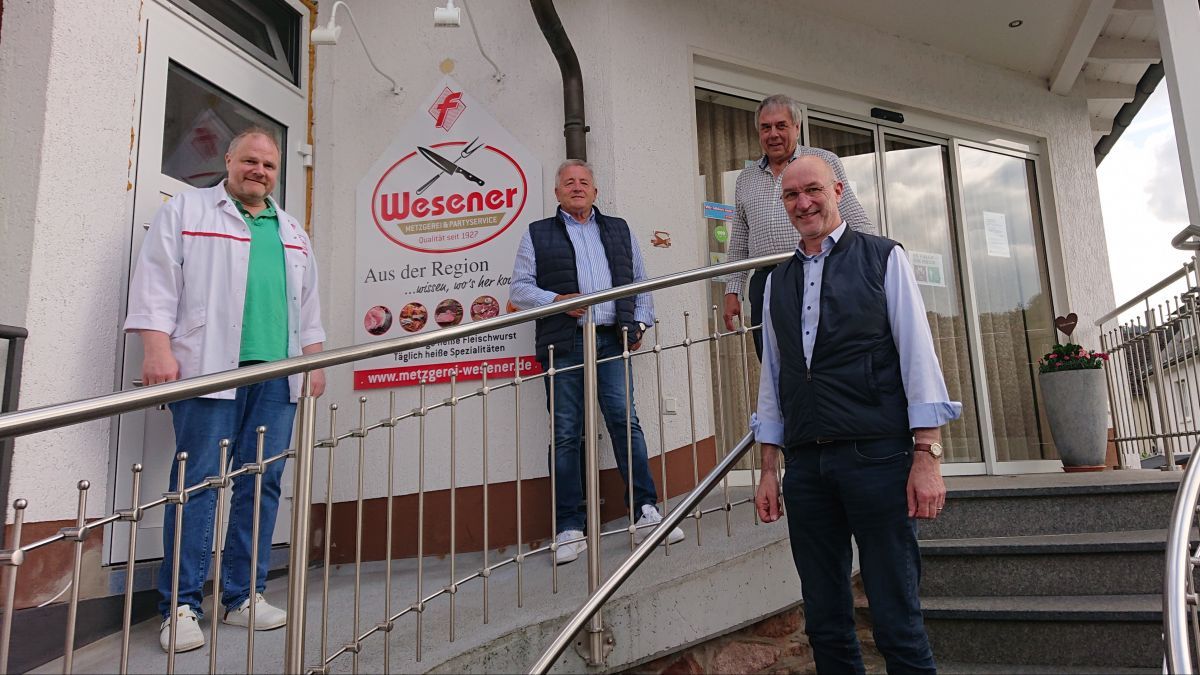 Nach dem informativen Austausch (v.l.): Metzgermeister Thomas Wesner, Manfred Rotter, Gregor Schnütgen und Bürgermeister Stefan Hundt. von privat