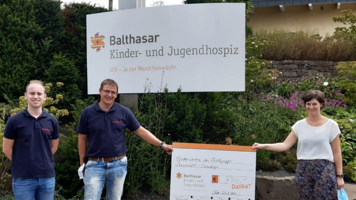 Torsten Bischopink und Stephan Schech (Förderverein Feuerwehr Oberelspe) übergeben 750 Euro an Martha Lehmann vom Kinderhospiz (von links). von privat