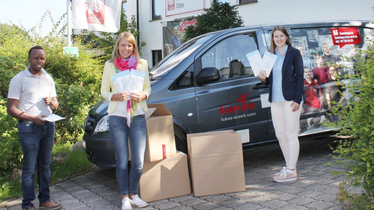 Karina Reimann (Mitte) freut sich über die Spende der Lukas Erzett GmbH & Co. KG. Anwendungstechniker Moses Kasura sowie Nina Schneider, Auszubildende im Marketing, fuhren mit dem „Lukas-Mobil“ vor. von privat