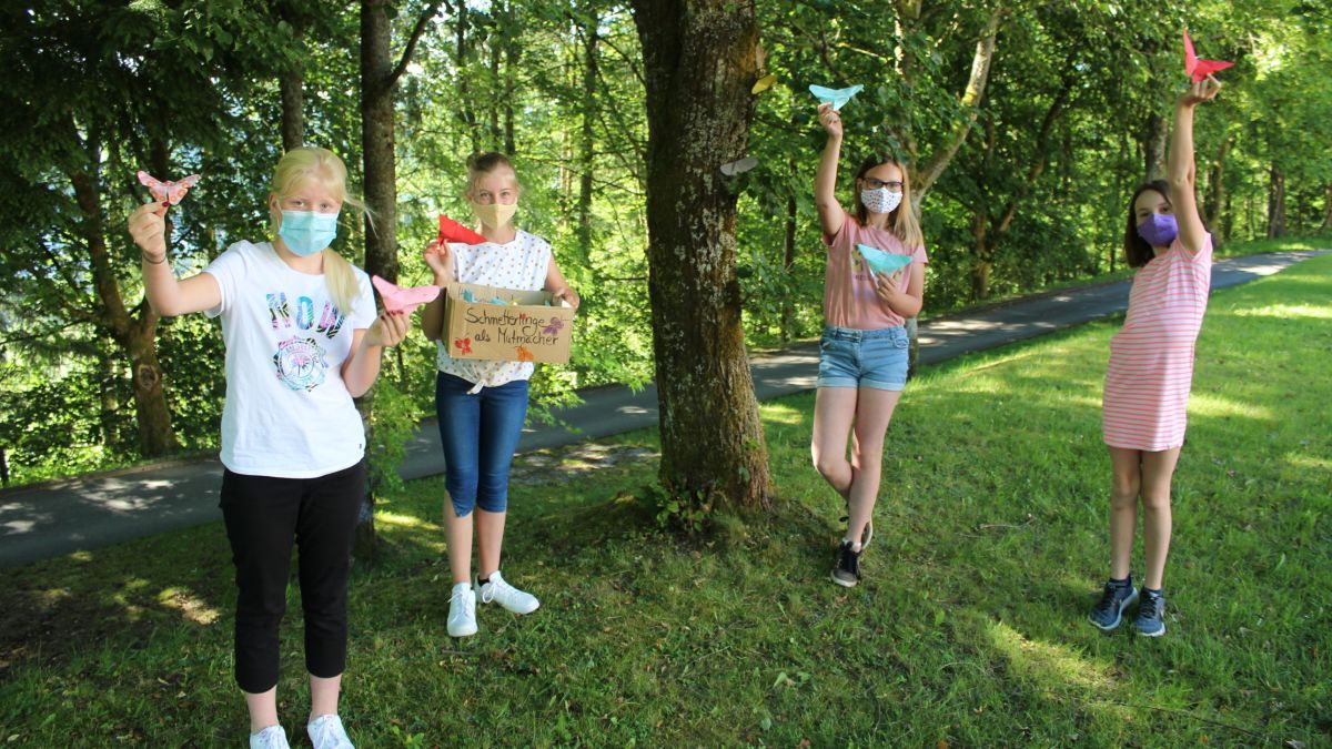 Schülerinnen der 5c mit ihren selbst gebastelten Schmetterlingen. von privat