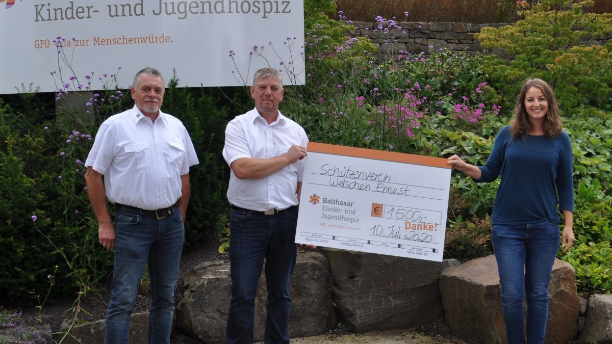Adjutant Matthias Eickelmann (li.) und der Vorsitzende Axel Scheele überreichten den Spendenscheck an das Hospiz. von privat