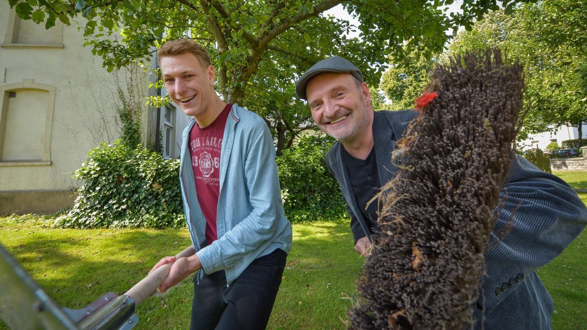 Patrick Schauerte und Guido Raith (v.l.) zeigen, wie es geht: Mit Besen, Schaufel oder Rasenmäher kann es unter freiem Himmeln ab sofort wieder losgehen. von privat