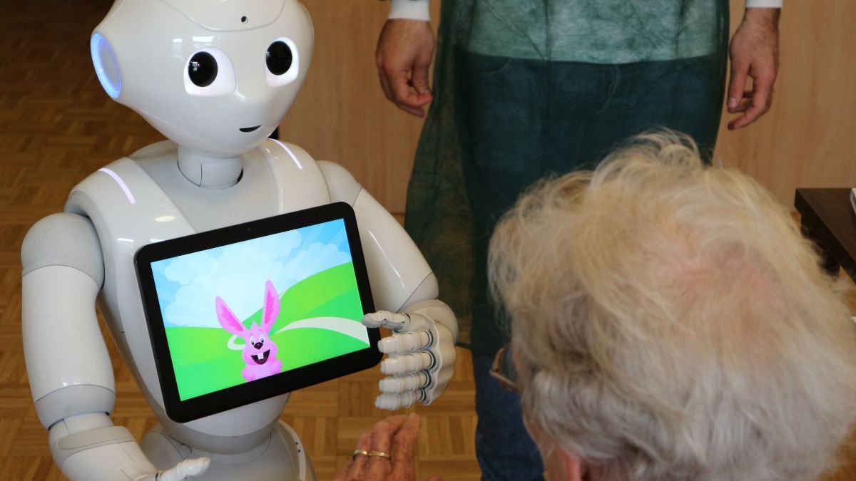 Roboter „Pepper“  sorgt für Unterhaltung, Spiele , Gedächtnistraining und einiges mehr. von privat