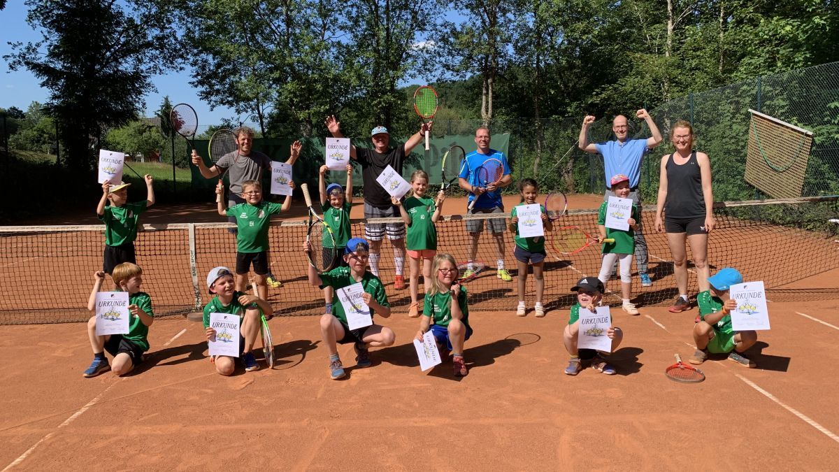 Von hinten links: Sebastian Kühlmann (Übungsleiter und Vorstand), Tennistrainer Jürgen Bree, Henning Schmidt (Jugendwart), Martin Haselier (Schriftführer) und Claudia Dietzmann (Übungsleiterin) mit den Kindern. von privat