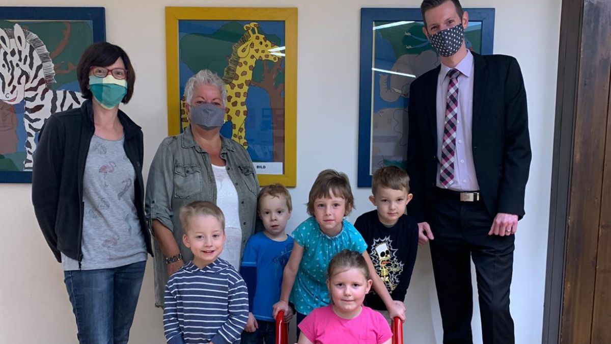 Geschäftsstellenleiter Kevin Schröder überreichte ein neues BobKart an das Familienzentrum und Kindergarten Arche Noah. von privat