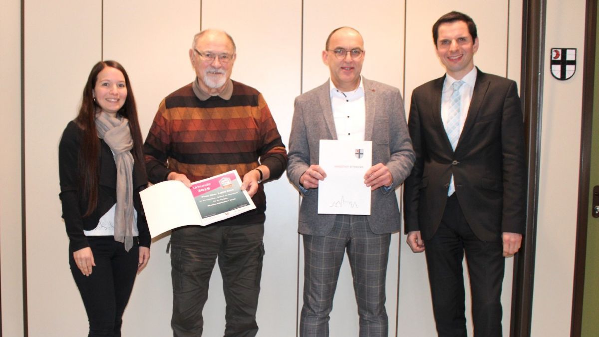 Der im vergangenen Jahr erstmalig vergebene Heimat-Preis der Hansestadt Attendorn ging an die Initiative „Jüdisch in Attendorn“ mit Hartmut Hosenfeld und Tom Kleine (Bildmitte) für das Projekt „Shalom Attendorn 2018“. Bürgermeister Christian Pospischil (rechts) und die Projektverantwortliche Ronja Wockel von der Hansestadt Attendorn gratulierten. von privat