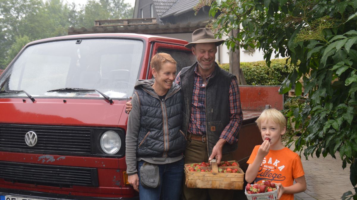 John Korte macht es vor: Reinbeißen und genießen. Seine Eltern Eva und Markus Korte sind mit der Ernte zufrieden. von Nicole Voss