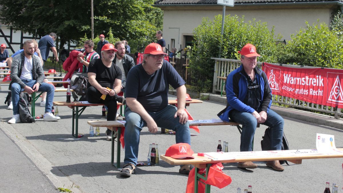 Auf der Dorfstraße waren zahlreiche Sitzbänke für die Warnstreikenden aufgestellt. von Wolfgang Schneider