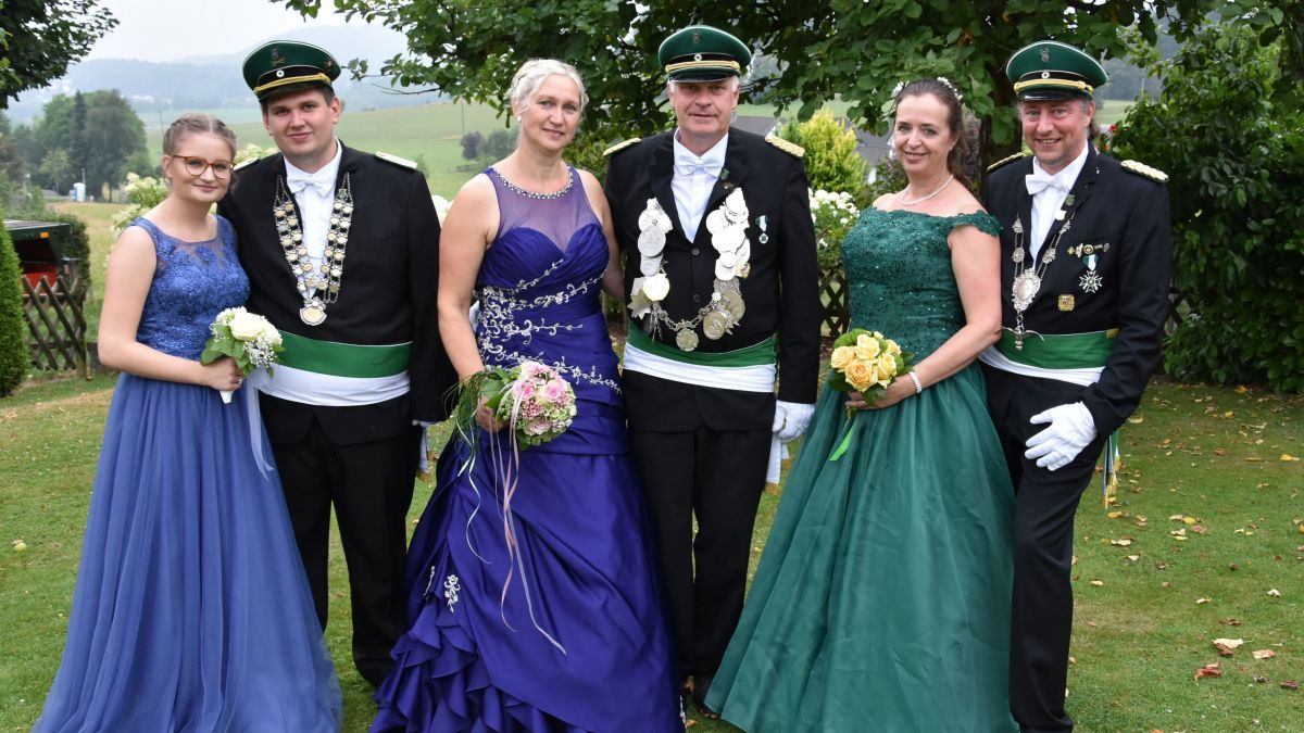 Die Majestäten des Schützenvereins Biekhofen freuen sich auf das nächste Jahr. von Nicole Voss