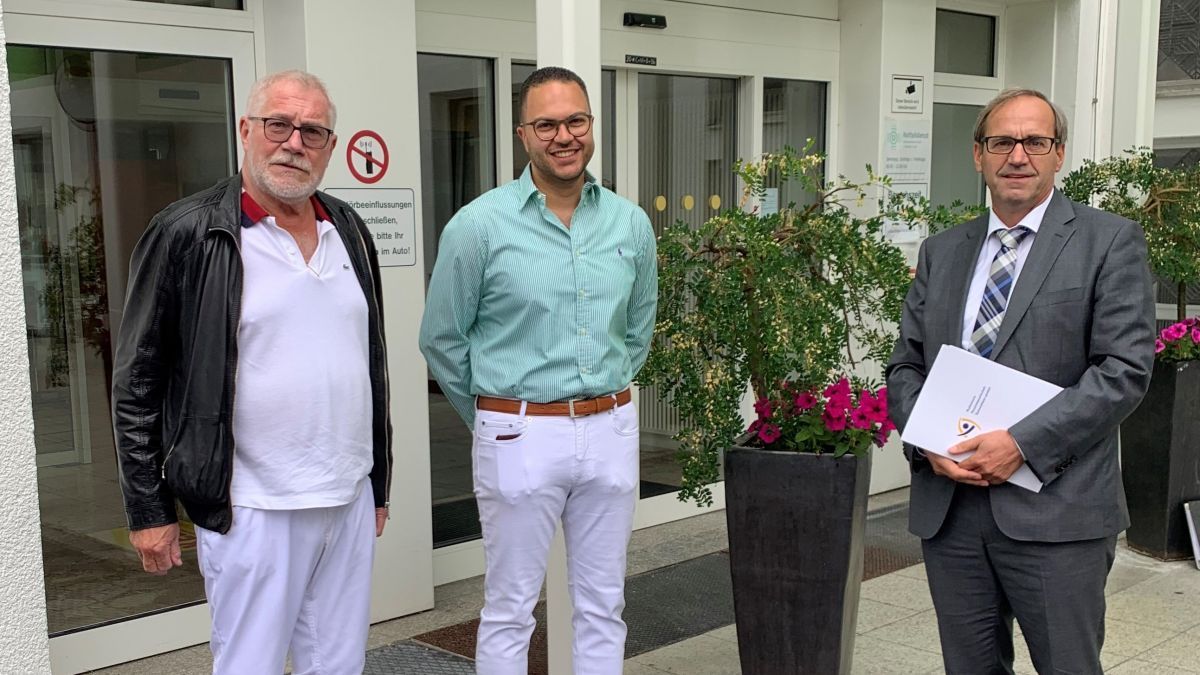 (v. l.) Dr. Josef Lapka, Hani Ibrahim und KHS-Geschäftsführer Johannes Schmitz vor dem St. Josefs-Hospital von privat