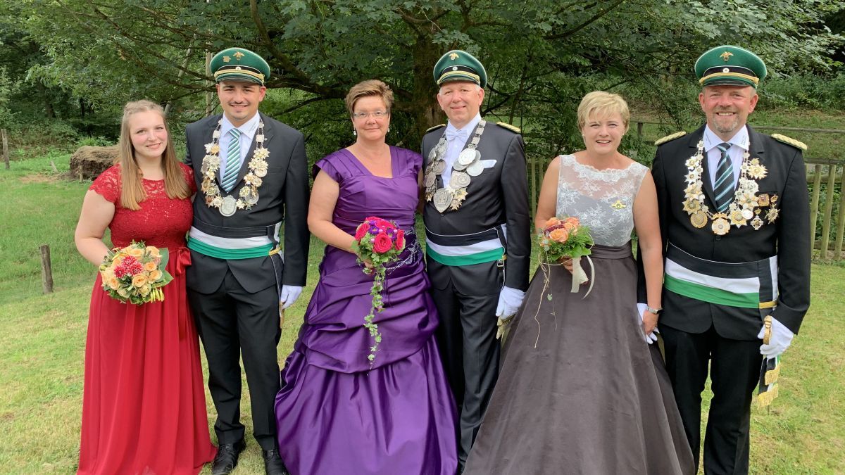 Die Regentenpaare in Listerscheid bleiben noch ein Jahr im Amt. von privat